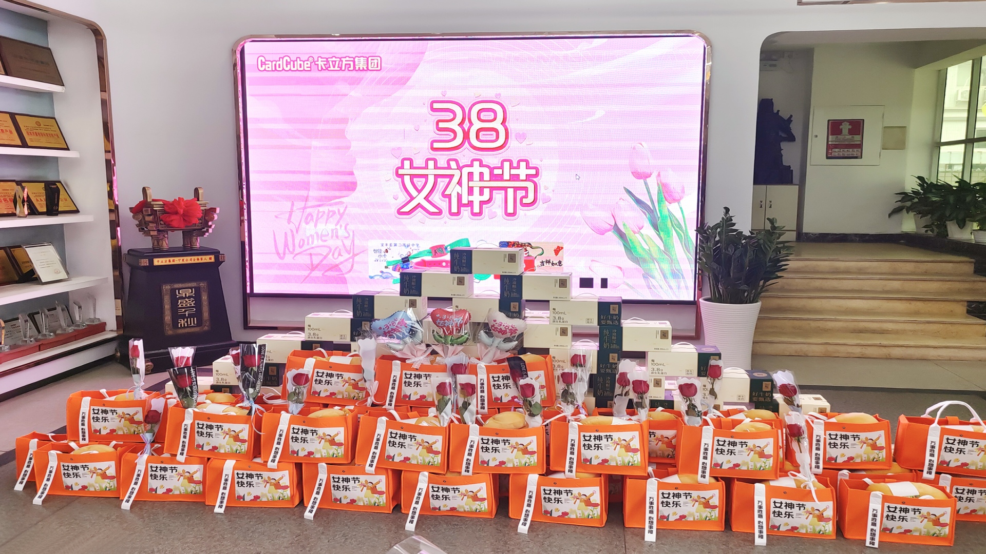 卡立方集團(tuán)智能卡工廠腕帶廠家：以花為禮，致敬每一位 “女神”