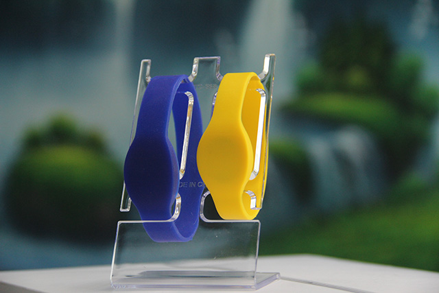 硅膠腕帶RFID電子標(biāo)簽提升倉(cāng)儲(chǔ)與物流效率，票務(wù)通行也更方便