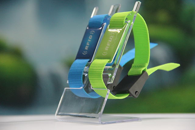 長(zhǎng)毛的id硅膠腕帶魔術(shù)手套，污漬一洗就掉