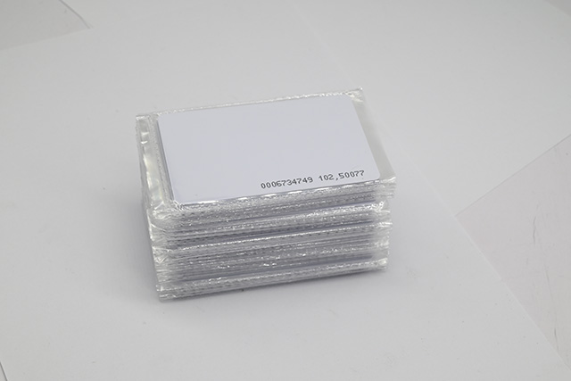 RFID系統(tǒng)主要由讀寫(xiě)器、應(yīng)答器和后臺(tái)計(jì)算機(jī)組成