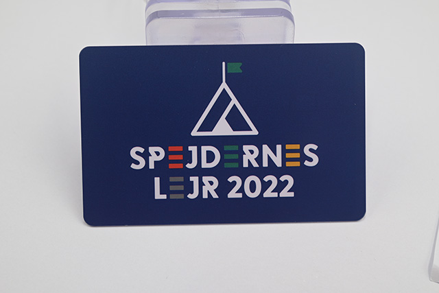 制作鑰匙扣卡時(shí)的過uv工藝是什么呢？有了之后，有什么效果呢？